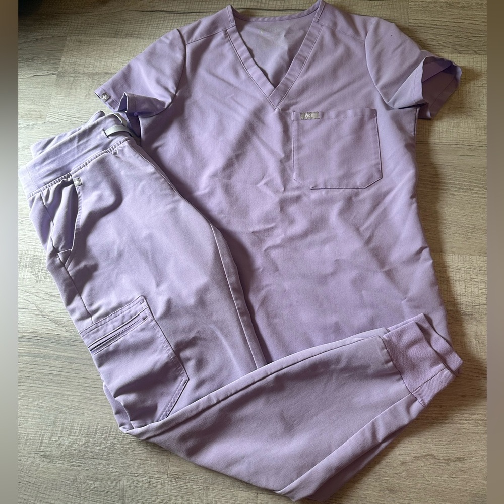 FIGS Scrub Set in Lavender Dew